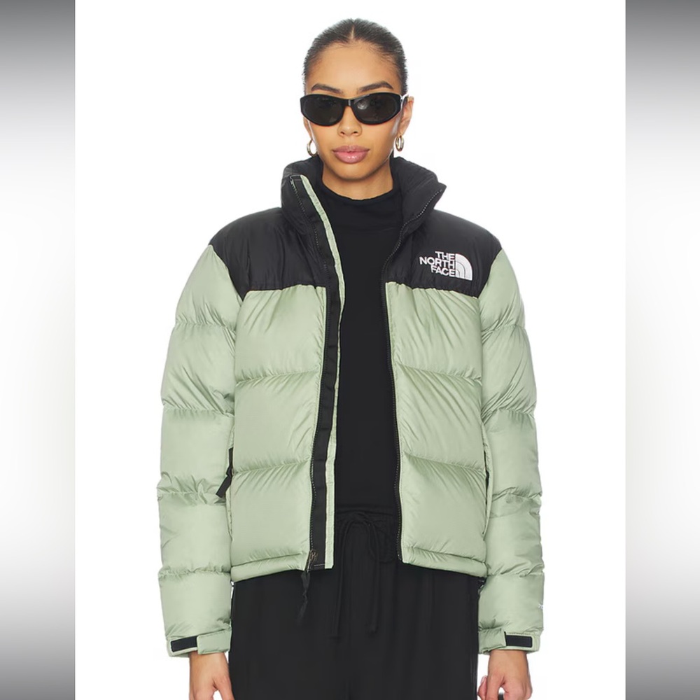 NORTH FACE GREEN AND BLACK PUFFER JACKET